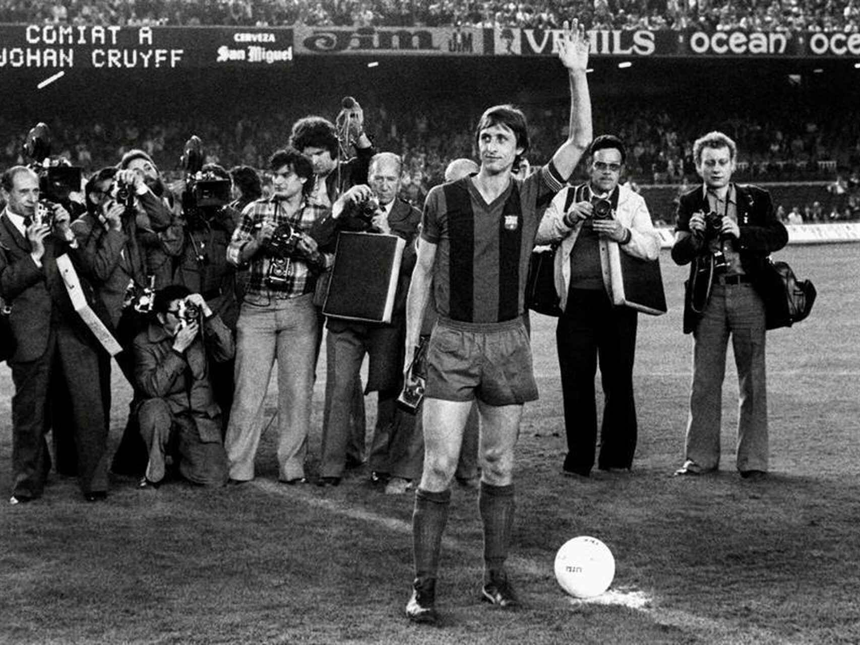 Cruyff saludando a los fans